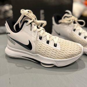Nike Lebron Witness V Sneakers